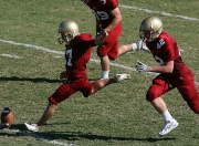 开云下载-引擎轰鸣与城市霓虹，霍勒迪在F1街道赛之夜的炽热统治