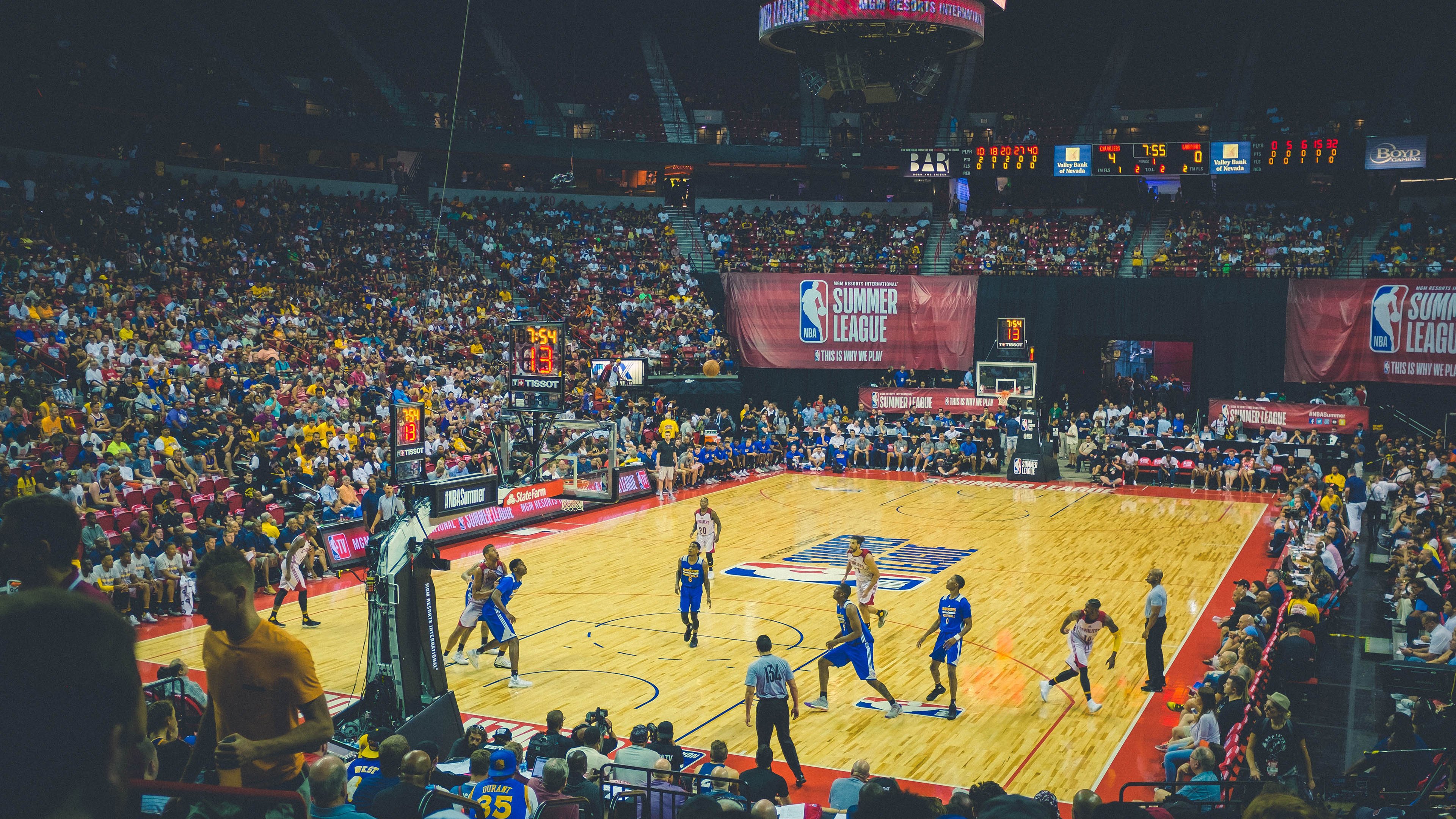 赛道与球场，F1街道赛焦点战与开拓者打穿浙江队的双重视角