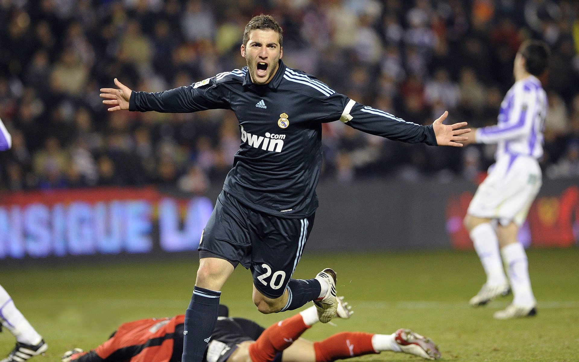 阿劳霍天神下凡锁死哈兰德，尼日利亚式铁血防守助曼城提前终结英超悬念