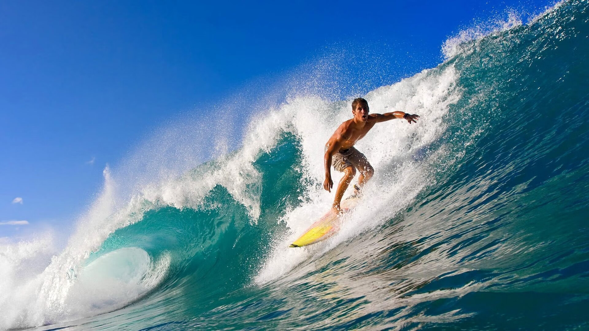 布伦森爆发，深圳队连续得分压制勇士，一场跨越时空的篮球对话