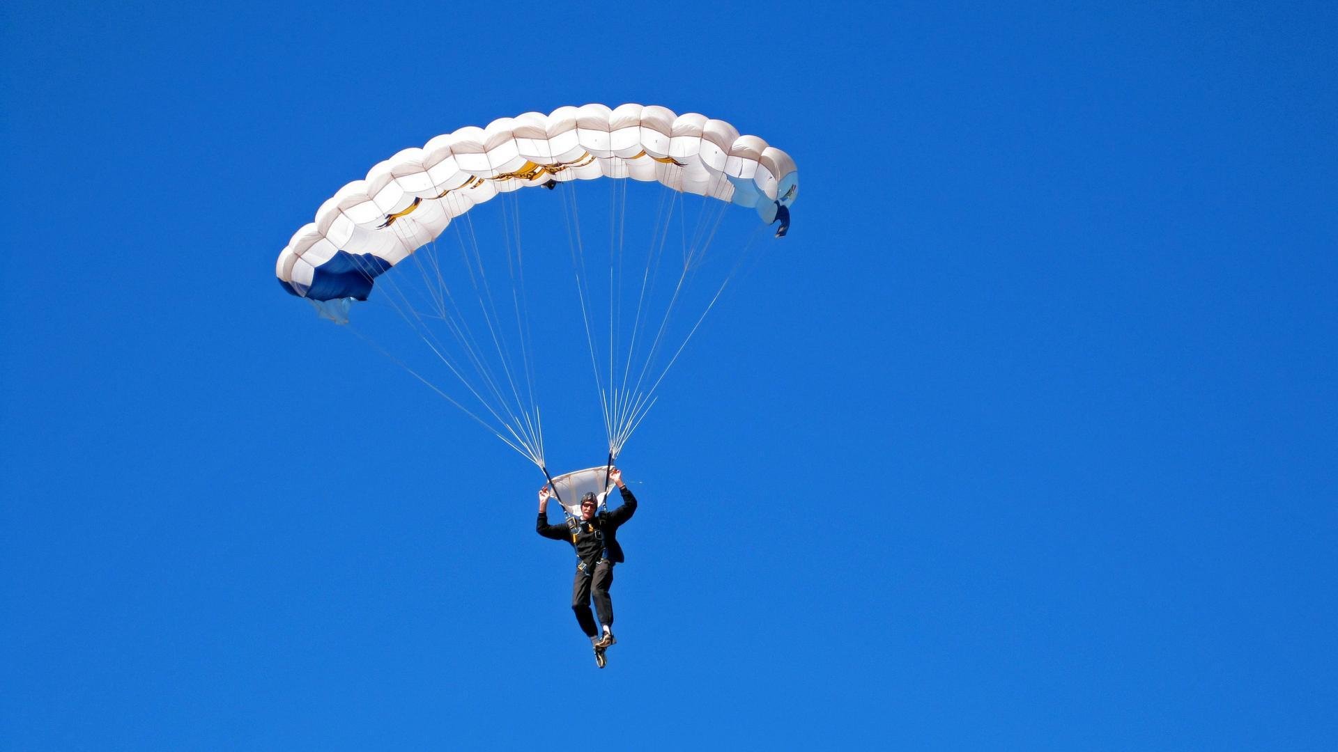 阿隆索关键制胜，法拉利策略与坚韧完胜红牛二队