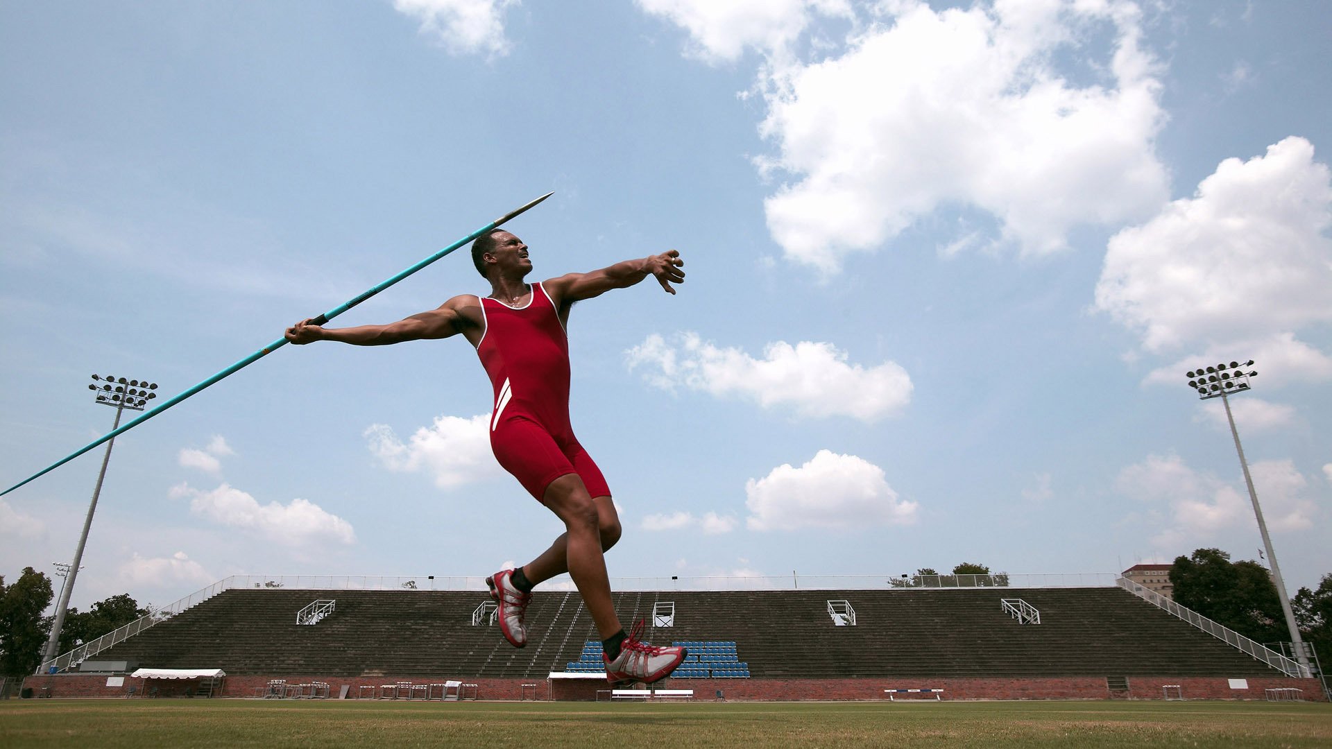 赛道上的逆袭，红牛二队鏖战雷诺，汉密尔顿惊艳四座